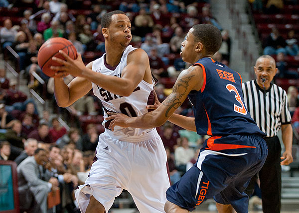 Men's Basketball plays 500th game in Hump against Auburn