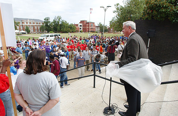 Roy Ruby rallys troops to pick up trash