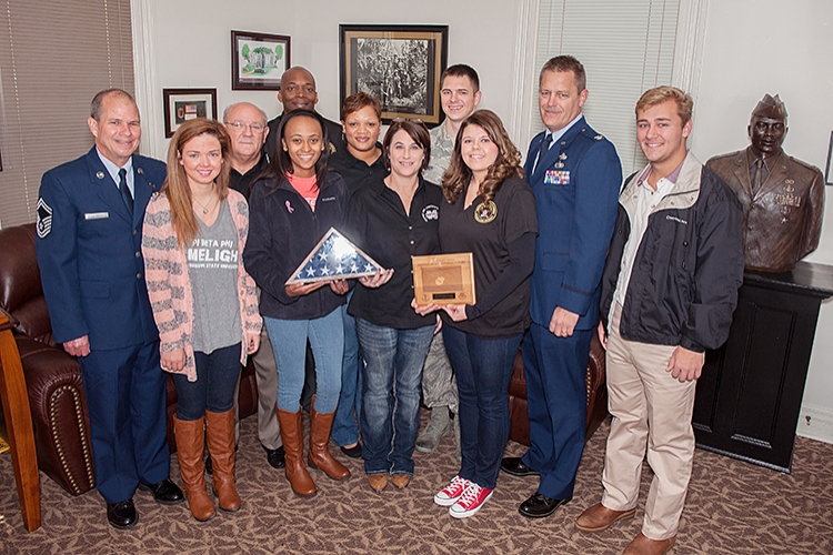 Air Force presents to Veteran Center