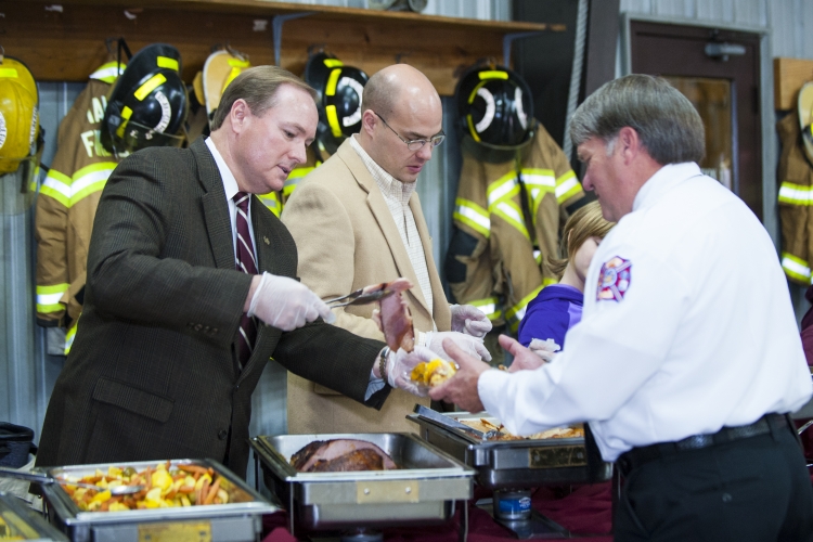 Keenum Serves Lunch to Firemen