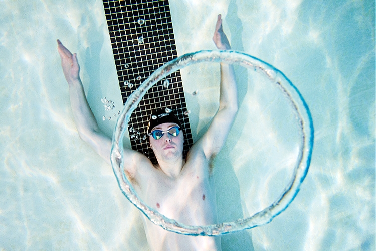 Swimming pool air bubbles