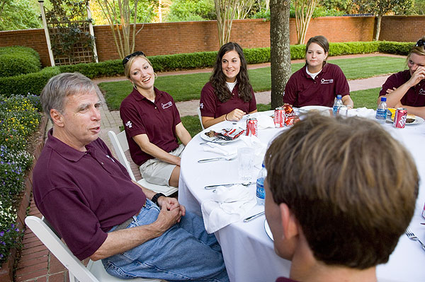 Orientation Leaders enjoy cookout at president's house