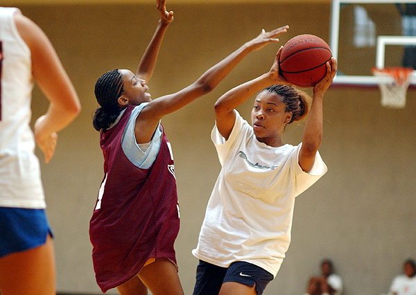 Women's basketball campers scrimmage