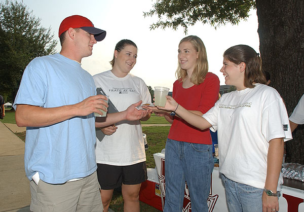 Baptist Student Union hands out lemonade and cookies