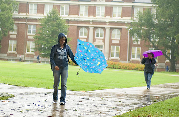 Hurricane Ivan pummels students' umbrellas