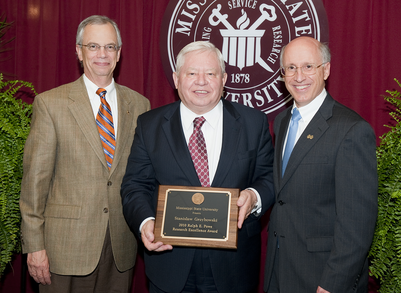 Powe Award winner Stan Grzybowski (c) is congratulated by MSU Provost<br /><br />
Jerry Gilbert (l) and David Shaw, vice president for research and economic development. Powe Award winner Stan Grzybowski (c) is congratulated by MSU Provost<br /><br />
Jerry Gilbert (l) and David Shaw, vice president for research and economic development.