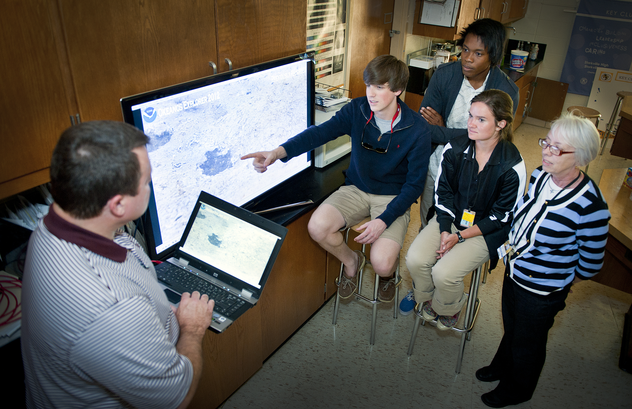 Jay Burrell (l), manager of system services with MSU's Information Technology Services, connects to a video feed via Internet2, as Starkville High School students Duncan Watson, Kamau Bostic, and Ashley Albritton, along with teacher Brenda Jackson, watch footage from the ocean floor. Jay Burrell (l), manager of system services with MSU's Information Technology Services, connects to a video feed via Internet2, as Starkville High School students Duncan Watson, Kamau Bostic, and Ashley Albritton, along with teacher Brenda Jackson, watch footage from the ocean floor.