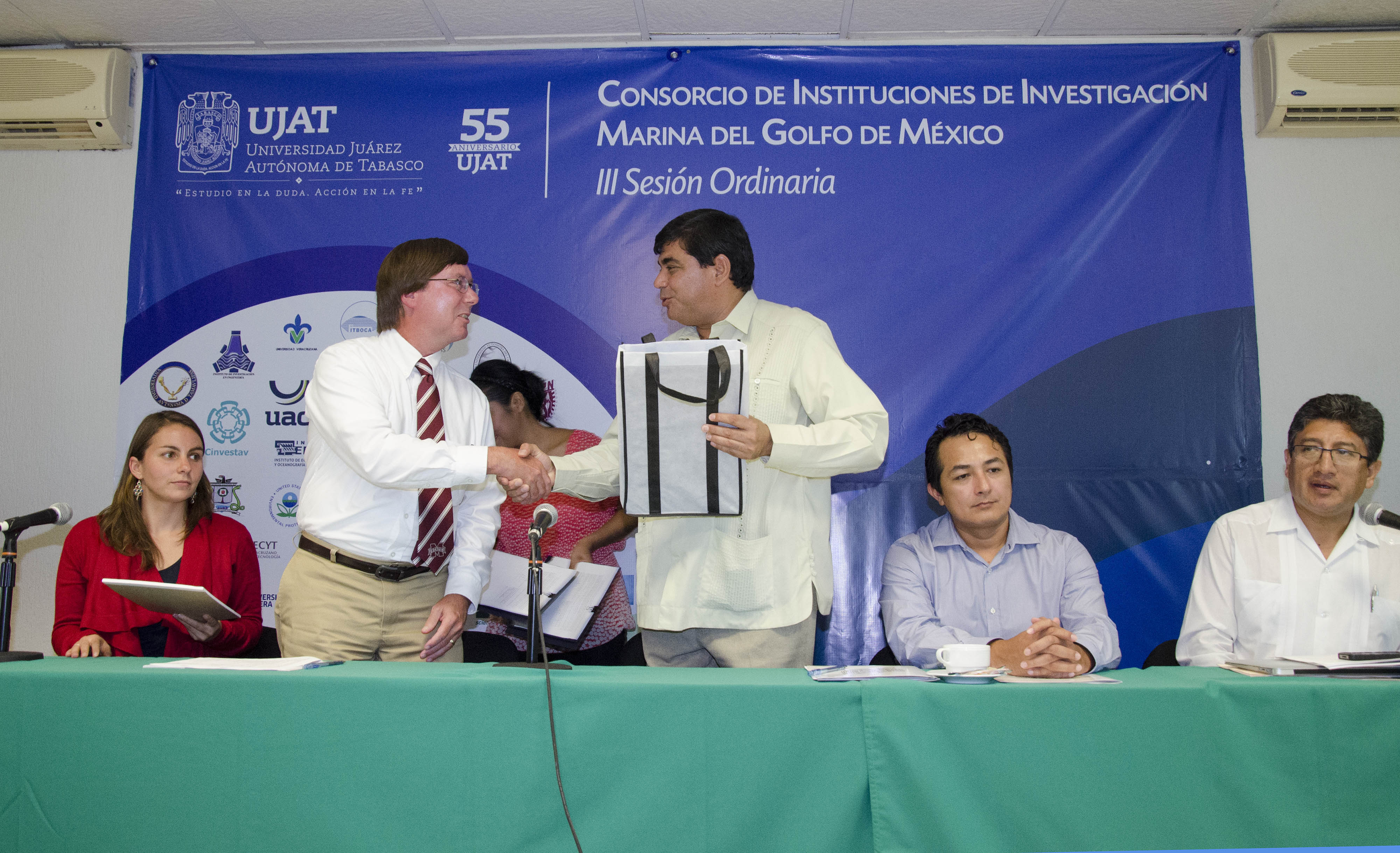 Steven Ashby (left), co-director of the MSU-led Northern Gulf Institute, José Manuel PiÅa Gutiérrez, Rector, Universidad Juárez Autónoma de Tabasco, recently developed a memorandum of agreement that will support international research collaboration in the Gulf of Mexico region. The MOA was signed by Robert Moorhead, director of the Northern Gulf Institute, and PiÅa. Steven Ashby (left), co-director of the MSU-led Northern Gulf Institute, José Manuel PiÅa Gutiérrez, Rector, Universidad Juárez Autónoma de Tabasco, recently developed a memorandum of agreement that will support international research collaboration in the Gulf of Mexico region. The MOA was signed by Robert Moorhead, director of the Northern Gulf Institute, and PiÅa.