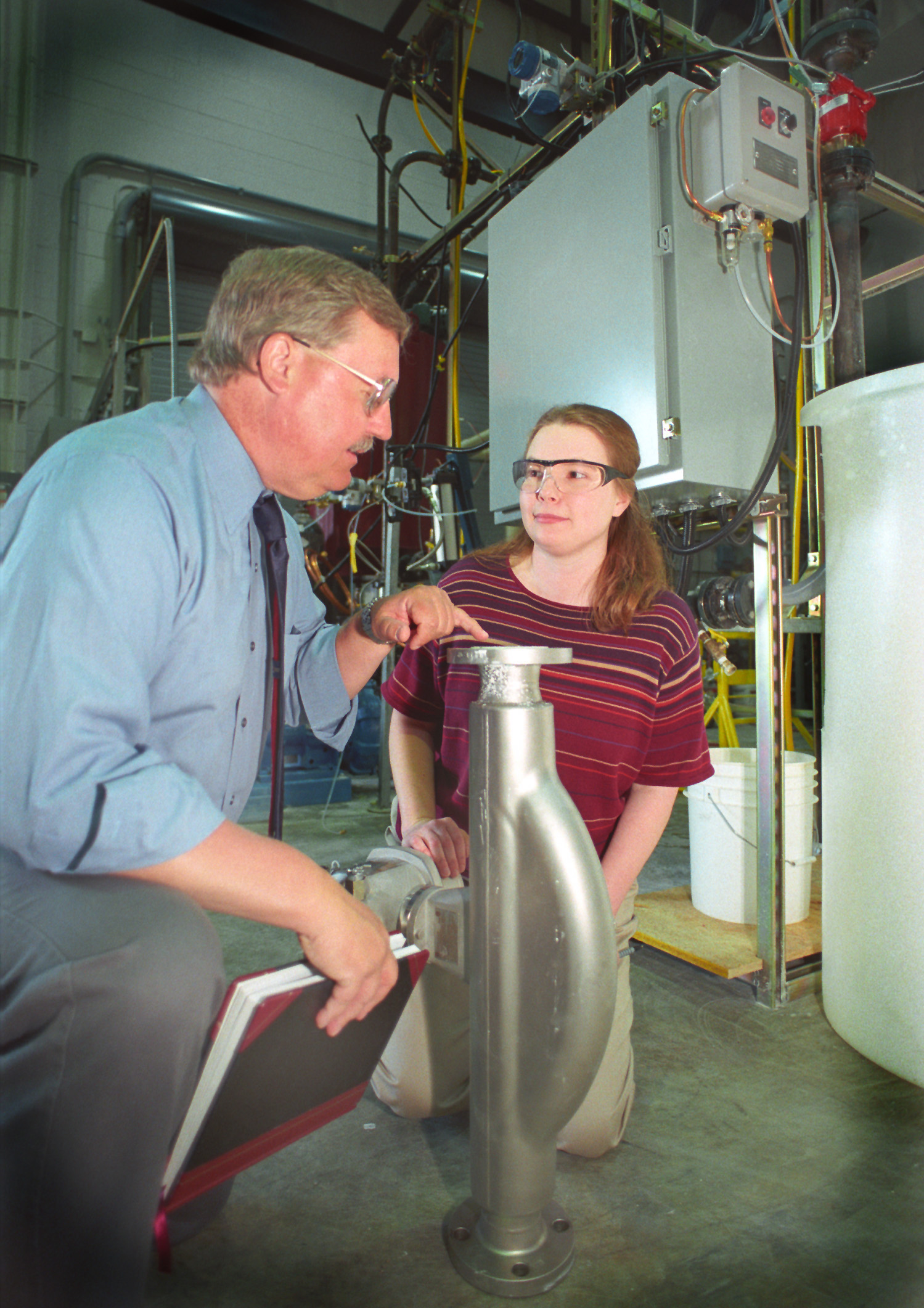 <br /><br />
<strong>Looking for Energy</strong> - Mississippi State University researchers John Plodinec, left, and Kristina Umfress are helping the state's Band of Choctaws determine if mixtures of chicken litter and sawdust can be turned into an alternative energy source while helping the environment. Plodinec is director of the university's Diagnostic Instrumentation and Analysis Laboratory and Umfress, of Fulton, a 2002 graduate of MSU's chemical engineering program, is a research associate for DIAL. (MSU photo by Fred Faulk) <br /><br />
<strong>Looking for Energy</strong> - Mississippi State University researchers John Plodinec, left, and Kristina Umfress are helping the state's Band of Choctaws determine if mixtures of chicken litter and sawdust can be turned into an alternative energy source while helping the environment. Plodinec is director of the university's Diagnostic Instrumentation and Analysis Laboratory and Umfress, of Fulton, a 2002 graduate of MSU's chemical engineering program, is a research associate for DIAL. (MSU photo by Fred Faulk)