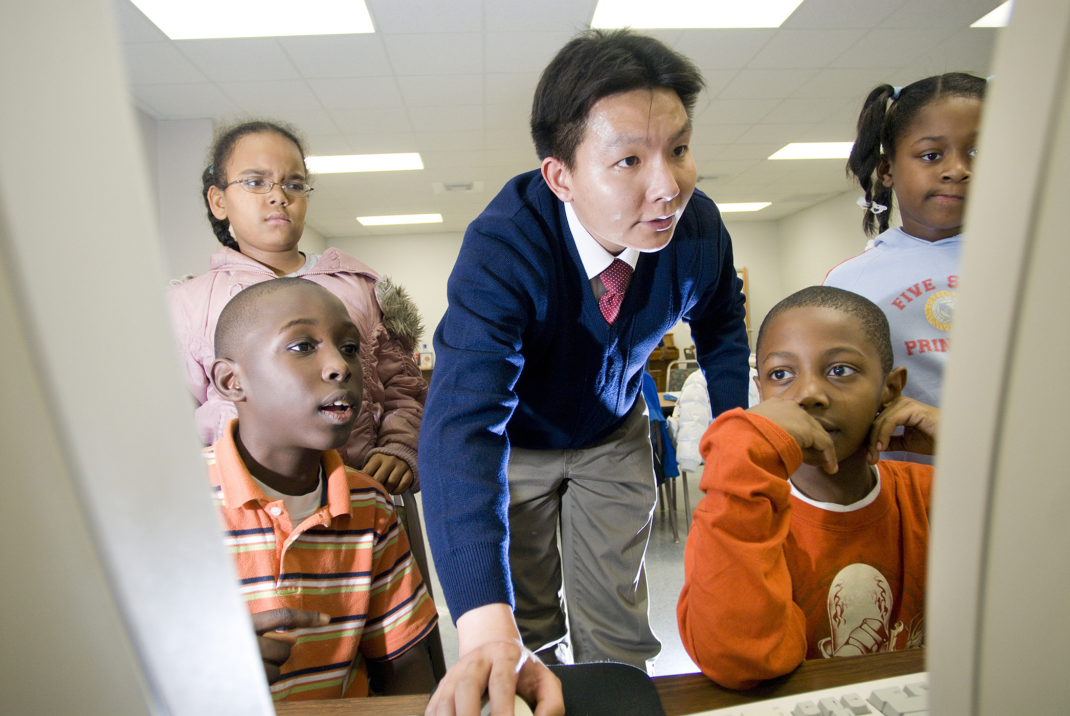 John Ye of Mississippi State University's Bagley College of Engineering shows a computer program to members of the Boys and Girls Club of Oktibbeha/ Starkville, (l-r), Jamal Williams, Faith Martin, Aundrilyn Evans, and Jermaine Clark. John Ye of Mississippi State University's Bagley College of Engineering shows a computer program to members of the Boys and Girls Club of Oktibbeha/ Starkville, (l-r), Jamal Williams, Faith Martin, Aundrilyn Evans, and Jermaine Clark.