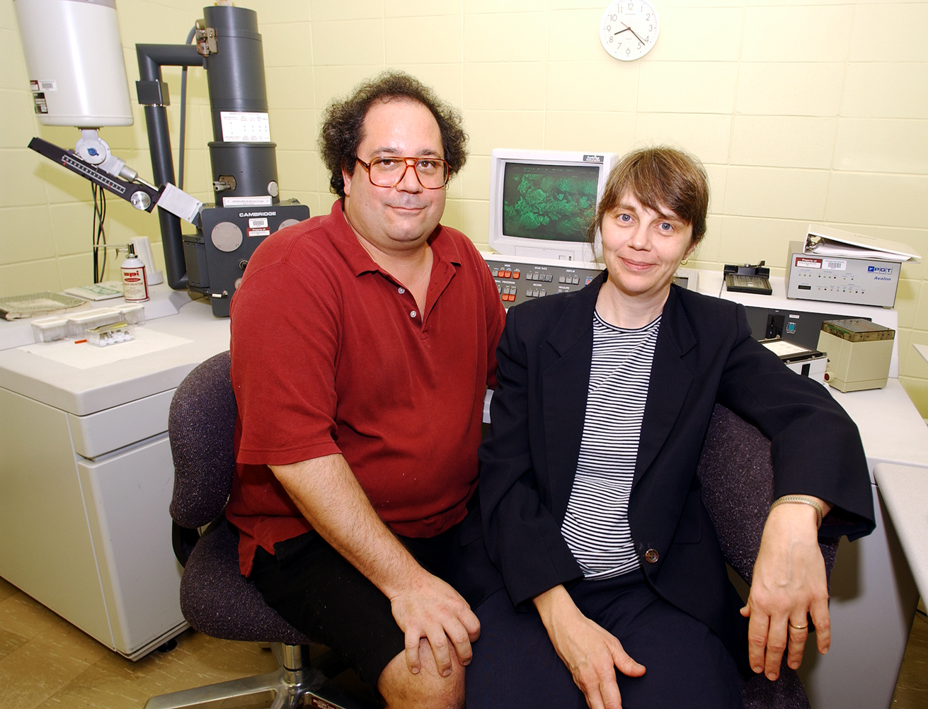 <br /><br />
MSU nanobacteria researchers Leo Lynch (L) and Brenda Kirkland and their Scanning Electronic Microscope <br /><br />
MSU nanobacteria researchers Leo Lynch (L) and Brenda Kirkland and their Scanning Electronic Microscope