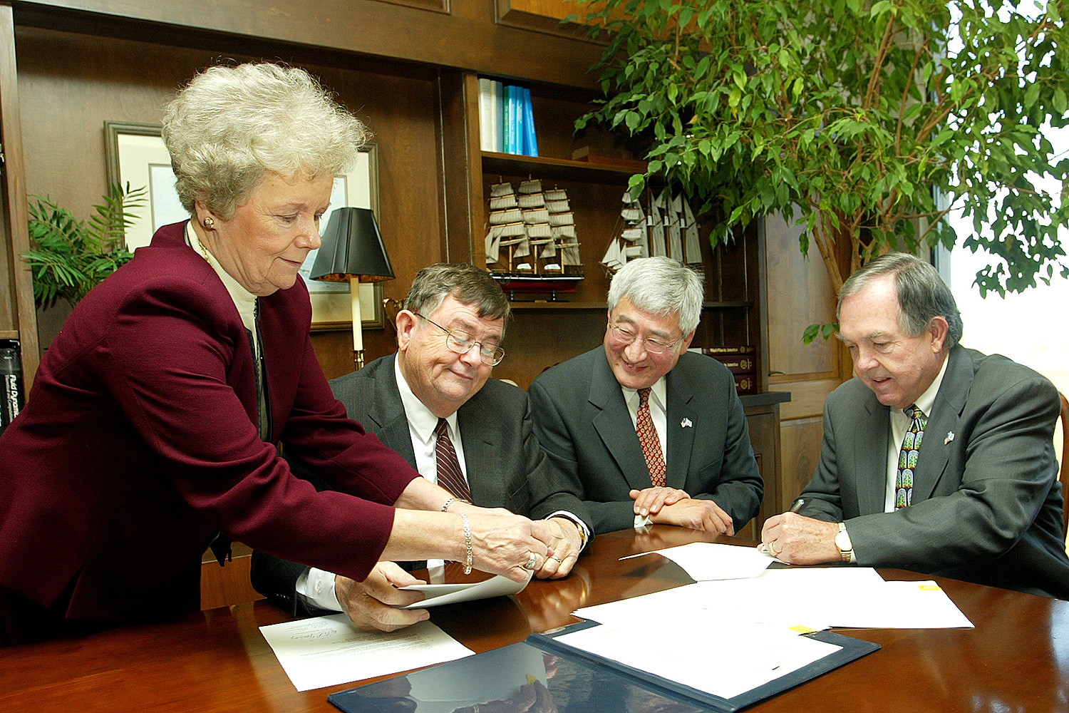<br /><br />
Dean of Libraries Frances Coleman assists President Charles Lee (second from left) with documents formalizing a new collaboration between Mississippi State and the National Agricultural Library. Looking on are NAL director Peter Young (second from right) and Vance Watson, the university's vice president for agriculture, forestry and veterinary medicine. <br /><br />
Dean of Libraries Frances Coleman assists President Charles Lee (second from left) with documents formalizing a new collaboration between Mississippi State and the National Agricultural Library. Looking on are NAL director Peter Young (second from right) and Vance Watson, the university's vice president for agriculture, forestry and veterinary medicine.